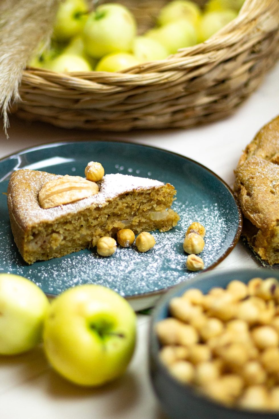 Saftiger Nuss-Apfelkuchen mit Haselnüssen | super lecker &amp; vegan