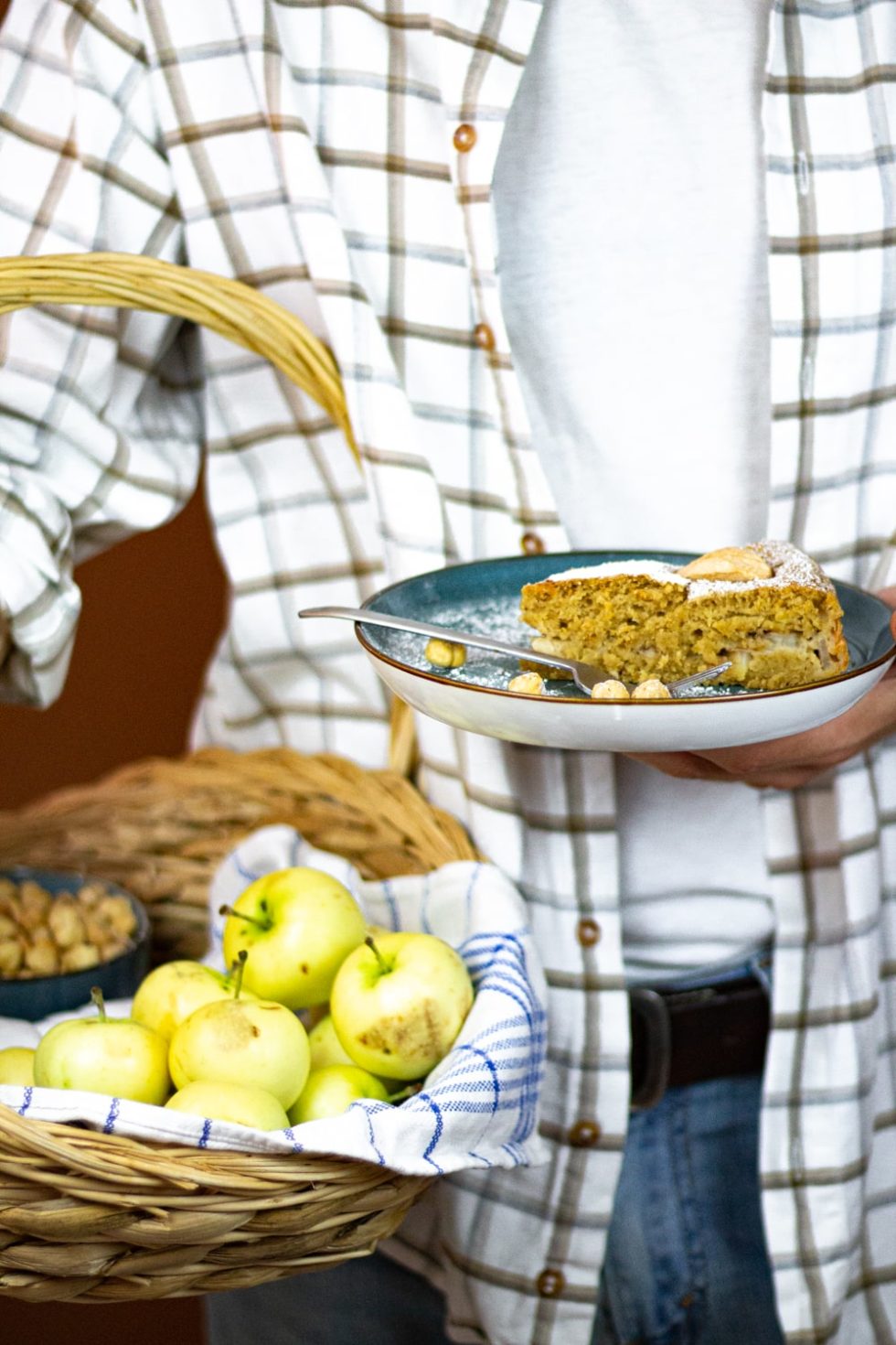 Saftiger Nuss-Apfelkuchen mit Haselnüssen | super lecker &amp; vegan