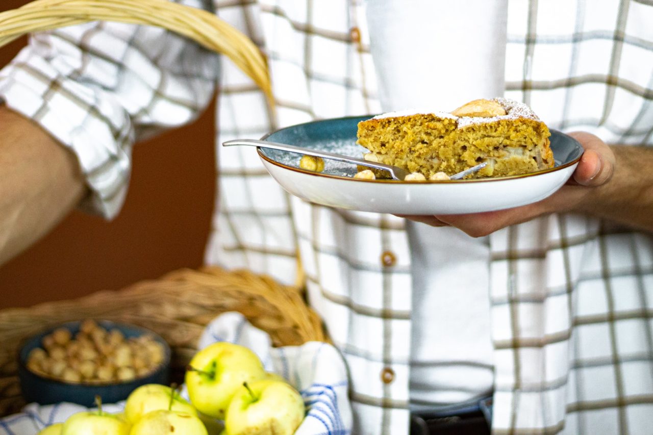 Saftiger Nuss-Apfelkuchen mit Haselnüssen | super lecker &amp; vegan