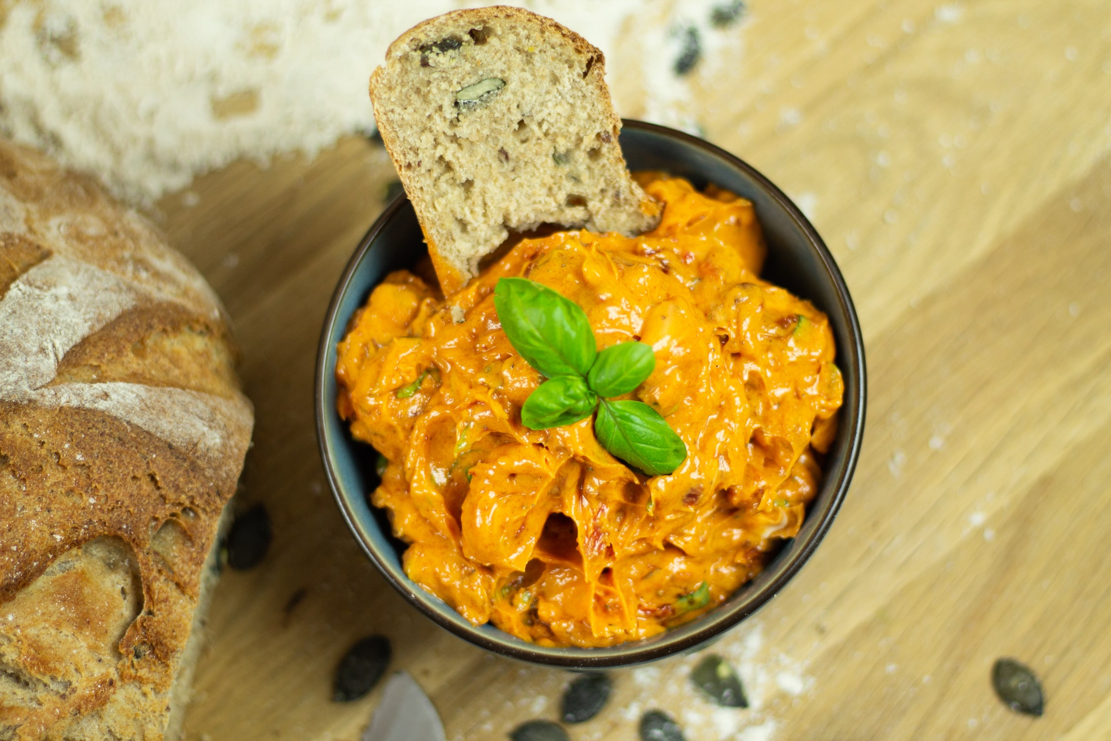 Mediterrane Tomatenbutter | vegan, einfach &amp; lecker - Perfekt für Gäste